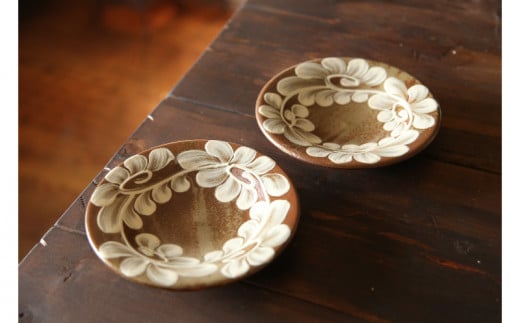 【仲間陶房】5寸リム皿（つる草いっちん）ペア ☆ 仲間功 読谷村 伝統工芸品 沖縄 15cm 陶器 贈り物 人気 お皿 プレゼント セット