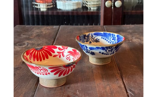 【陶芸工房ふじ】4寸マカイ＜1枚焼き＞青帯唐草菊中赤・赤帯唐草菊中青ペア 〇 読谷村 沖縄 やちむん 茶碗 使い勝手いい 花柄 地場産品 焼き物 手作り 鮮やか