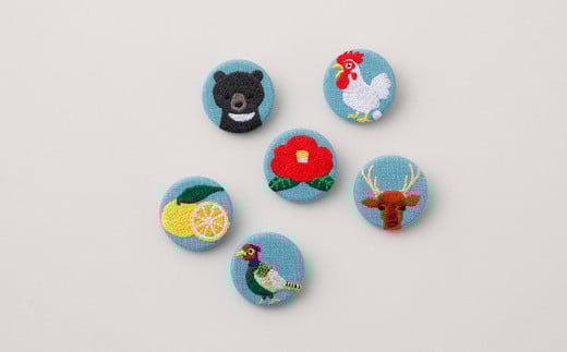 二十四節気くるみボタンブローチ [冬セット] | 刺繍 ボタン 花 椿 熊 鹿