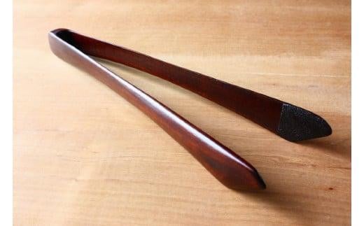 【nokutare】 漆塗りのトング 天然木 漆塗り 漆 木製 トング スナックトング 取り分け パーティー カフェ キッチン カトラリー 調理 飛騨の匠 工芸 伝統工芸品 飛騨高山 ノクターレ CB019