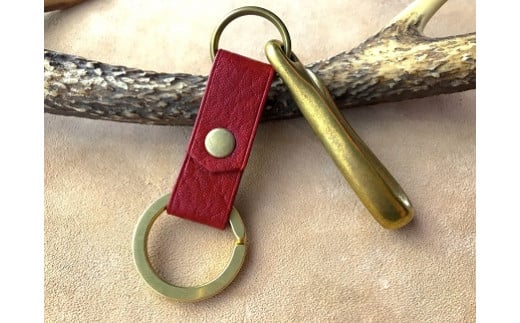鹿革と真鍮のベルトフックキーホルダー【赤】革小物 レザー キーリング 革製品 ハンドメイド レザークラフト レッド アクセサリー お洒落 おしゃれ 植物タンニン ギフト プレゼント【R00463】