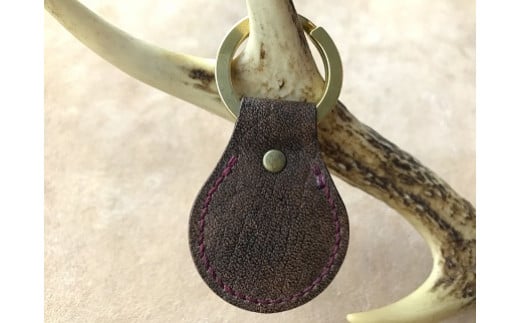 鹿革と真鍮のキーホルダー【焦茶】革小物 革製品 レザー ハンドメイド レザークラフト キーリング 鍵 メンズ小物 父の日 アクセサリー おしゃれ 金属 ギフト プレゼント【R00301】