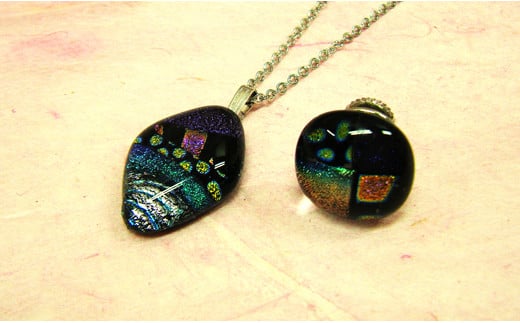 西伊豆ガラス「夫婦アクセサリー（ネックレス＆タイタック） 」 伊豆 ガラス 工芸品 アクセサリー ネックレス タイタック ネクタイピン 夫婦 お揃い 黄金崎クリスタルパーク