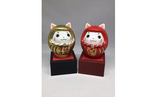 猫だるま「だるまニャン子」赤と金(台座付き)