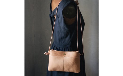 【minca】栃木レザーのサコッシュ/タン(生成)【かばん ファッション 人気 おすすめ 】