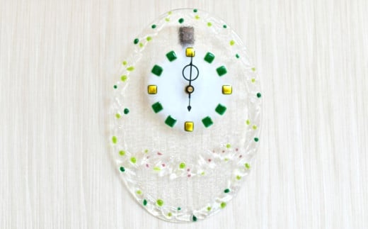 春待ちガラスの掛け時計(グリーン)【掛け時計 時計 ガラス リビング 玄関 子供部屋 手作り ドット柄 涼しい さわやか 可愛い グリーン おそろい】 K003058