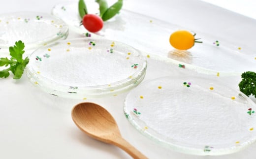 小花舞う器 ガラスの長皿・小丸皿5枚の6点セット【ガラス皿 デザート フルーツ アイス ドット 取り皿 かわいい さわやか プレゼント セット お祝 贈り物】 K003062