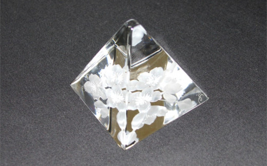 クリスタルガラス ペーパーウェイト 桜(ピラミッド型)【クリスタル グラス 桜 ペーパーウェイト ガラス雑貨 オブジェ インテリア サンドブラスト 文鎮 ギフト プレゼント 日本土産】 K024050