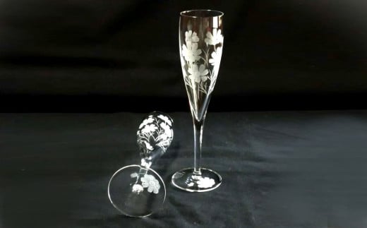 秋桜・フルート2個入【シャンパン 日本酒 グラス 秋桜 上品 優美 クリスタル プレゼント ギフト 御祝 記念日 桐箱入り】 K024058