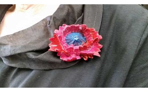 【一点物】本漆塗『彫刻ブローチ・帯留め』三色グラデーション