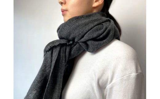 羽のように軽いエアリーウールストール（チャコールグレー）| ショール ウール 軽量 グレー 防寒 ギフト おしゃれ 高品質 送料無料 東京 八王子