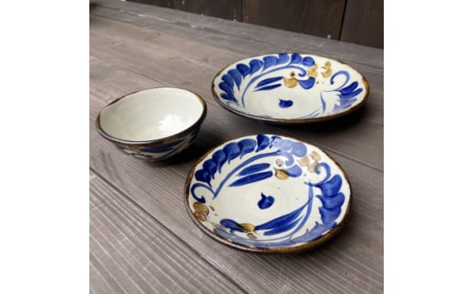 やちむん 唐草紋様(染付)青 3点セット〈小皿・皿・茶碗〉【1506548】