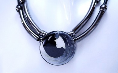 美人顔ネックレス 七宝焼 アクセサリー ペンダント アジャスター付 ブラック 首飾り 紐 レディース カジュアル ロングネックレス シンプル 横顔 服飾雑貨 ギフト 贈り物 伝統 工芸品 送料無料 尾張七宝協同組合 愛知県 あま市