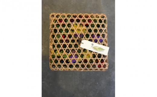 季節を感じる花弁当  ボックス フラワーアレンジメント （縦 約22cm×横 約22cm× 高さ 約８cm）　【山口県 宇部市 季節 花 実 色  こだり かご 竹籠 たけ お弁当フラワー アレンジメント 大臣賞受賞  デザイナー 楽しみ 華やか 観賞 自宅用 プレゼント ギフト 贈り物 内祝 結婚祝い お祝い お誕生日 御歳暮 御中元 父の日 母の日 】