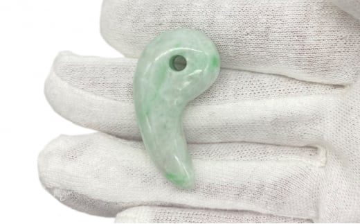 勾玉 ヒスイ 天然石 ペンダント アクセサリー 翡翠