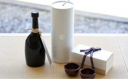 農口尚彦研究所「NOGUCHI　NAOHIKO　01　2019　Vintage　770ml」と大樋焼「大樋飴釉掛ぐい呑み　ペア」セット