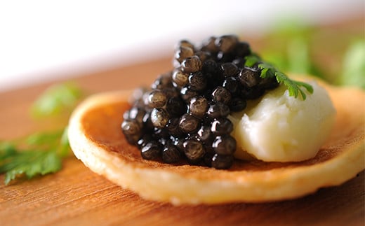 【桐箱入り】宮崎HEIKECAVIAR 20ｇ ブリニセット【チョウザメ】キャビアが初めての方にオススメのセット［宮崎 椎葉 国産 ちょうざめ チョウザメ キャビア ブリニ ブリニセット 20g 魚卵 卵 魚介 珍味 加工品 冷凍 高級 贅沢 おつまみ グルメ ギフト 記念日 誕生日 プレゼント お祝い 贈り物 贈答 桐箱 希少］【SZ-101】