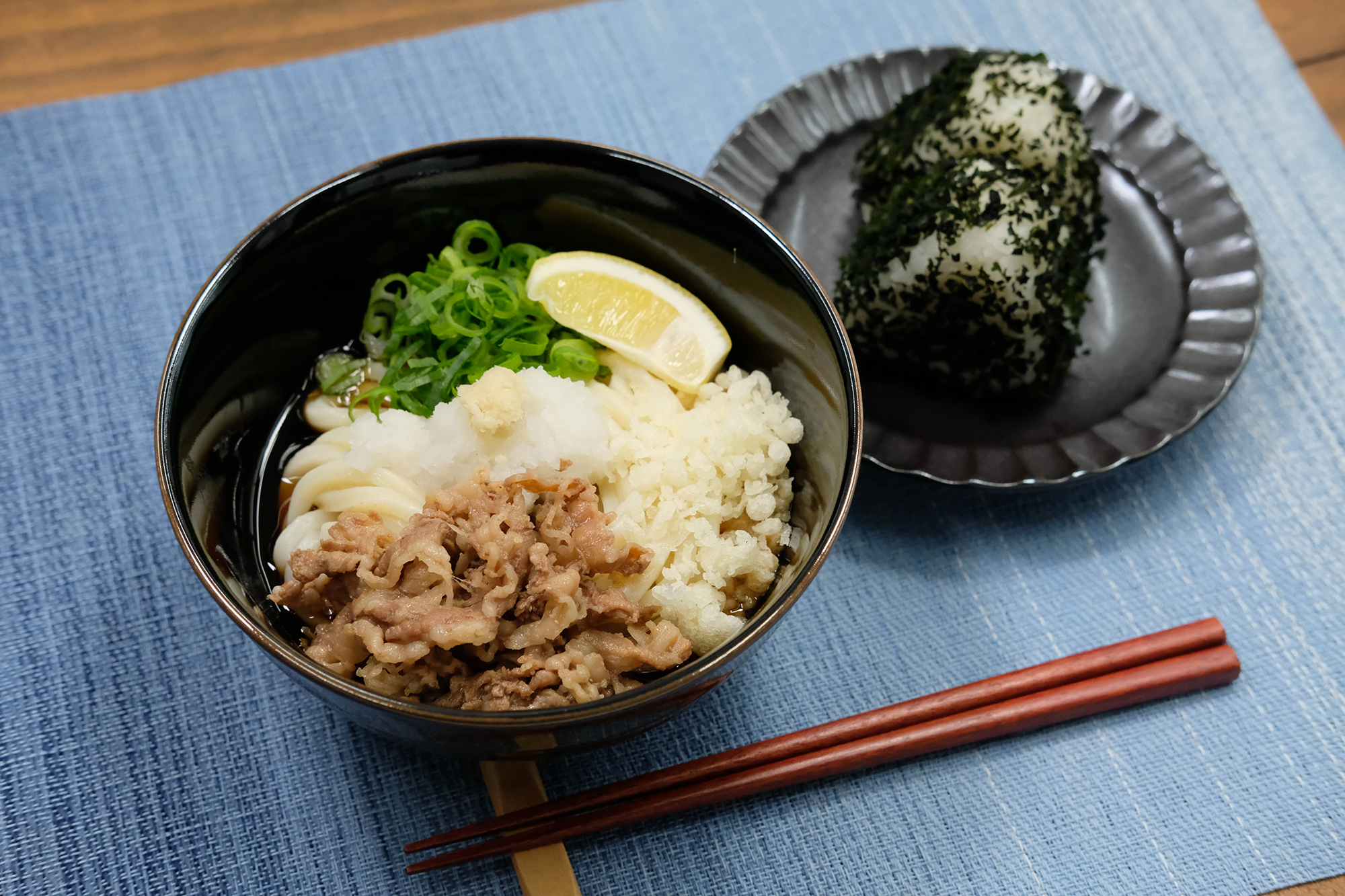 ふるさと萩の味「どんどん」の肉うどんと肉ぶっかけうどん各4人前セット(全8食分) わかめむすびの素付き |hgH00013