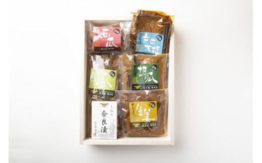 奈良漬 木箱詰［大］Z-09（瓜1本、西瓜(小)、守口大根(小)、胡瓜(小)、生姜） ※1種類ずつ真空パックにしてお届け