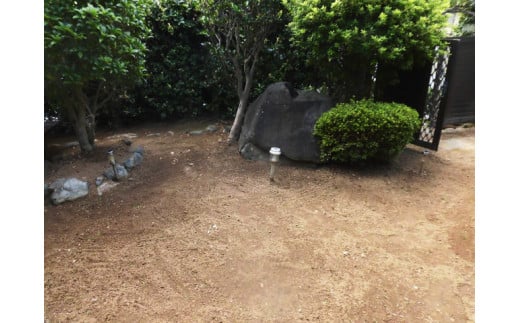 住宅の除草作業