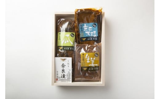 奈良漬 木箱詰［小］Z-03（瓜1本、守口大根(小)、生姜） ※1種類ずつ真空パックにしてお届け