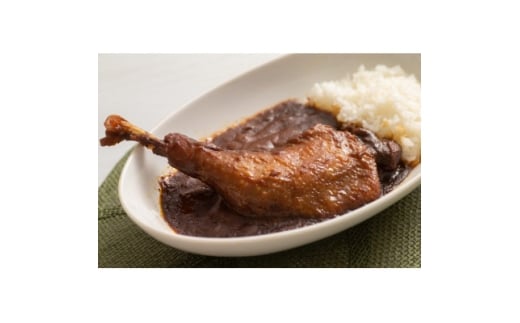 ＜食卓が騒然＞国産おやどりの骨付きモモが丸ごと1本!/六ツ美のあの肉カレー中辛(4個セット)【1224829】