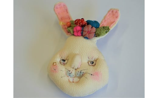 縮緬古布で手作りされた うさぎのブローチ (262)