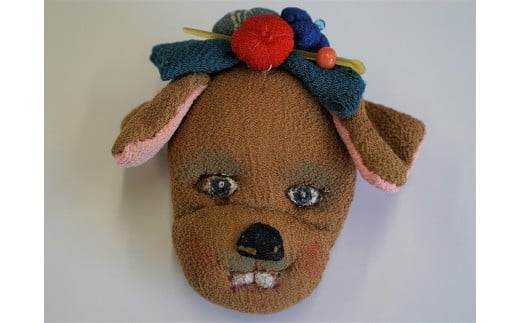 縮緬古布で手作りされた 犬のブローチ (263)