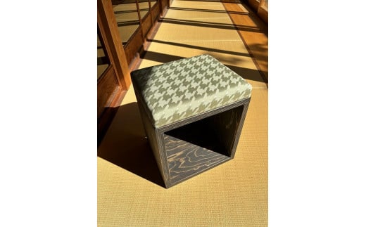 UA Stool【丹後ちりめん】の魅力を際立たせるスツール <萌葱千鳥> 椅子 チェア 家具 インテリア ちりめん ふるさと納税 スツール  おしゃれ テキスタイル ふるさと納税限定 カジュアル スツール椅子 シンプル 合板 木製 AF00003