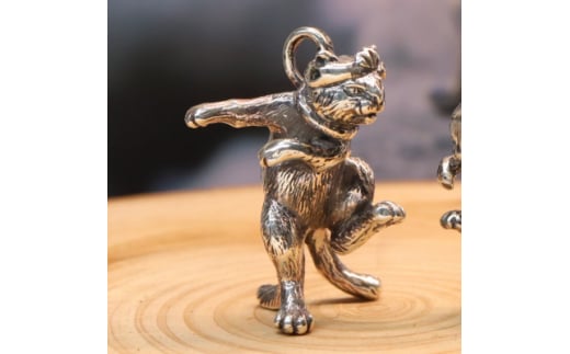＜和の彩 wanoiro＞銀製『鉢巻を締めて踊る猫又』妖怪もののけ根付ジュエリー 659-860【1490345】