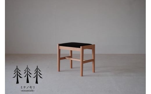 ウッドスツール ウッドスツール　『mina no mori StoolA(woodFrame)　〈ミナノモリ スツールA（ウッドフレーム）〉』　信州南相木村産のカラマツを100％使用したベーシックなスツール。様々な用途で永くご利用頂きたいベーシックなウッドスツールです。ご入学祝、お引っ越し祝い等の贈り物・ギフトとしてもご利用ください。【スツール、チェア、椅子（いす）】