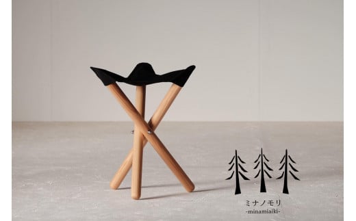 キャンピングスツール（折りたたみ式）　『mina no mori Camping Stool ＜ミナノモリ キャンピングスツール＞』　トレッキングやキャンプなどのアウトドアシーンや、バルコニー等の普段使いにも。軽くシンプルな形にデザインした美しいカラマツ材の木目のが特徴のキャンピングスツールです。【アウトドア、キャンプ、スツール】
