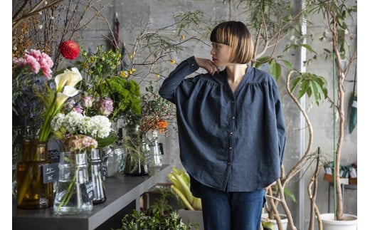 遠州織物ネップミックスダンガリーVネックブラウス赤ボタン【カラー：Blue grey  Black、サイズ：2】