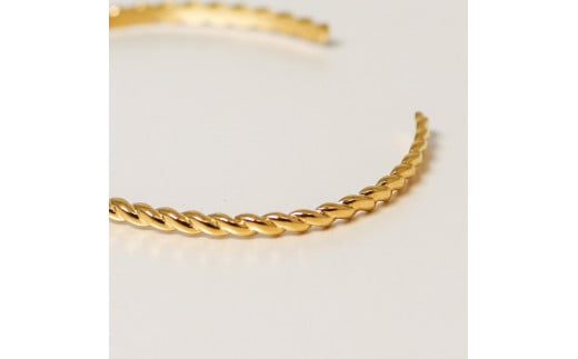 【K10イエローゴールドバングル】個性的なねじりデザインとクラシカルな輝きが印象的 大人カラーが人気　K10-B004