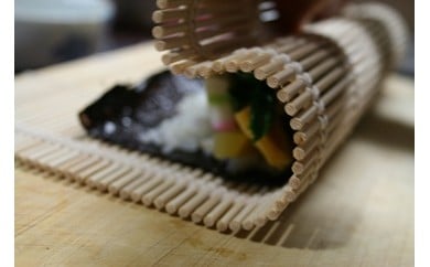 京すだれ職人の手織りまきす