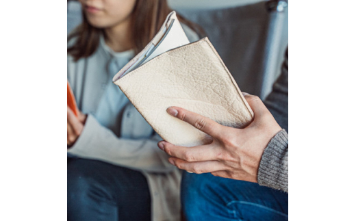 一度触ると手放せない!天然鹿革100% のレザーブックカバー　生成色【1453272】