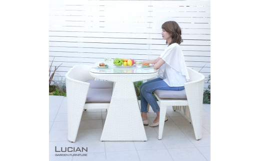 LUCIAN ラタン調ガーデンテーブル4点セット ホワイト 4人掛け / コスティック インテリア 屋外テーブル テラス コンパクト 省スペース設計 奈良県 御所市