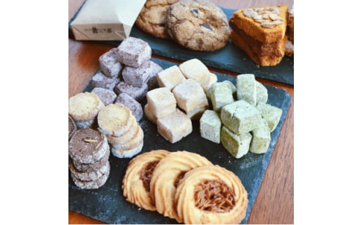 栽培期間中、農薬・化学肥料不使用の米粉で丁寧に作った焼き菓子8種と米菓子の詰め合わせ 【1507768】