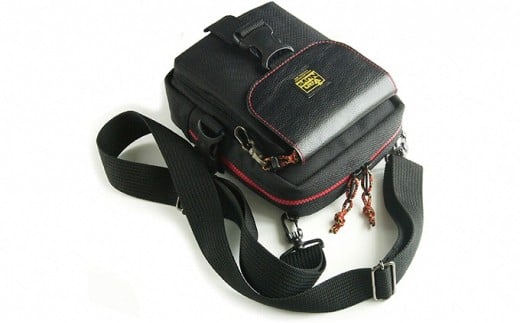 バンナイズ 赤いファスナーのサブバッグ (フラップ:バックルタイプ)