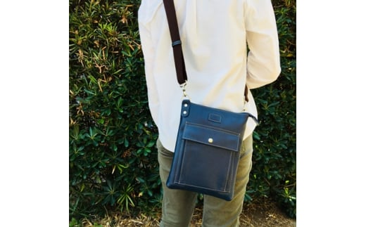 日本製 ショルダーバッグ ネイビー （チャガマ） 牛革 薄型ショルダー ショルダー カバン 鞄 本革 天然皮革製品 縦型 小型 紺 カラー カジュアル プライベート オリジナル ブランド 肩掛け ギフト プレゼント 贈答 記念日 お祝い 送料無料 千葉県 旭 髙野縫製 ぬいざえもん メディア 千葉県 旭市