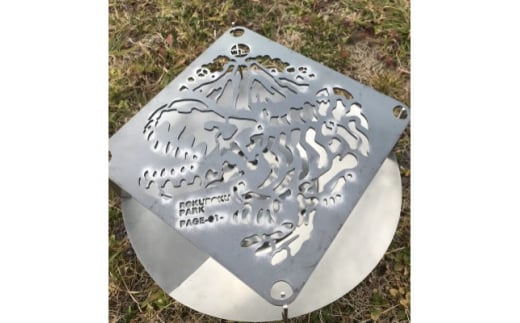 焚き火台「 PAGE-01-Corn 焚き火 台 五徳 セット T・レックスver. ＜ すずきらな デザイン ＞」 キャンプ バーベキュー BBQ アウトドア キャンプファイヤー 調理 焚火台 錆びにくい ステンレス 使用 鉄 黒板アート作家 黒板アート 折りたたみ式 折畳式 収納 可能 持ち運び 便利 組み立て 簡単 お手軽 限定デザイン 千葉県 旭市 rrp001