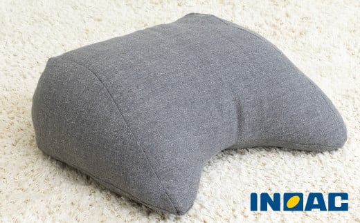 九州イノアック フレキシブルに使えるクッション『フレック』(クラウディグレー) クッション 自由自在 多用途 ウレタン 枕 アームクッション 足枕 九州 福岡県 うきは市