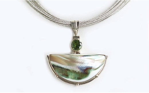 夜光貝を素材にした「コードペンダント」貝工房かざはな【NC-2】