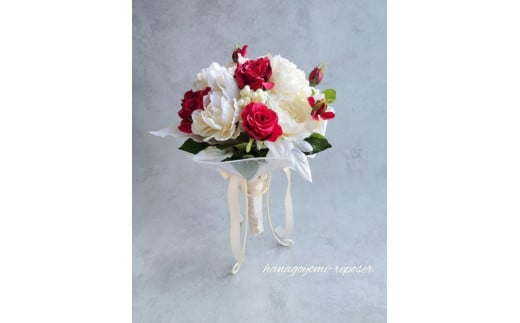 真紅の薔薇とオフホワイトの可愛いブーケ!(036_5029)大阪府熊取町24000衣類・装飾品・工芸品その他 装飾品・工芸品