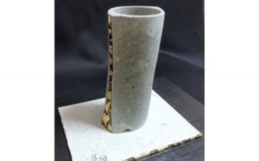竜山石器 花器「末広」板材付−漆金箔仕上げ− 優しい肌ざわり 上品と素朴の共存 優しい 柔らか 重厚感 高級感 ハイアロクラスタイト 稀な石 世界に一つ 石の花瓶兵庫県高