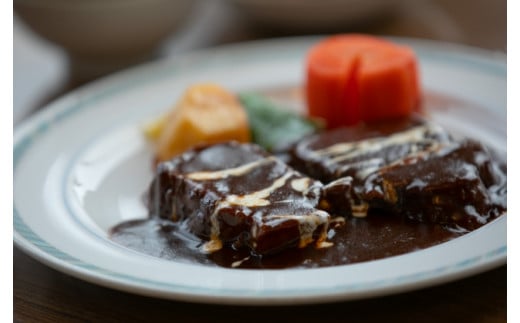 【11月配送】【「近江牛」ごろっと贅沢【洋風デミ煮込み】肉 牛肉 ブランド牛 三大和牛 和牛 黒毛和牛 保存食 レトルト おかず お惣菜 滋賀県 竜王滋賀県竜王町8000肉その他 肉