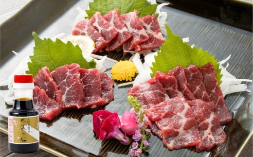 【阿蘇牧場】阿蘇馬 馬刺し3種 霜降り入(赤身・大トロ・トロ) 約300g 専用醤油付き(150ml×1本)セット 詰め合わせ 霜降り 赤身 大トロ トロ 馬刺し 肉 お肉 馬肉 醤油付き 熊本県 高森町熊