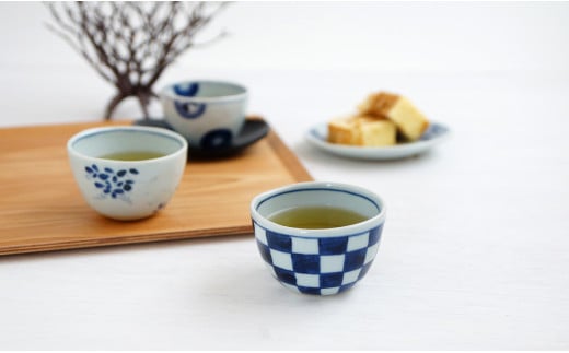 山口洋一工房 絵変り手びねりせん茶 5個セット 有田焼 食器 器 うつわ コップ カップ 湯呑 煎茶 小鉢 染付 手描き 湯呑 手作り 市松 小さめカップ 湯呑み フリーカップ 絵変わり ギフトセッ
