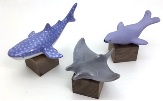 有田焼海の生き物A ジンベエ鮫・オットセイ・マンタ 木台付 マルコウ陶苑 A14-151佐賀県有田町14000衣類・装飾品・工芸品その他 装飾品・工芸品