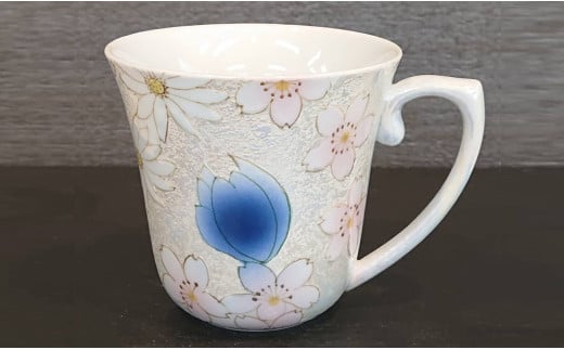 有田焼 ブルーが映えるチェリーブラッサムのマグカップ【中山陶和堂】食器 うつわ 器 磁器 陶磁器 コップ カップ マグカップ 花 桜 さくら チェリーブロッサム ブルー 青 母の日 贈り物 ギ